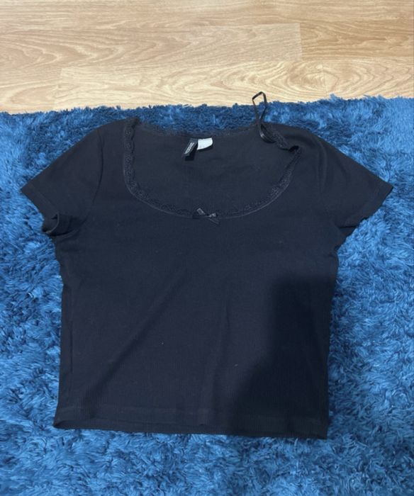 Tricou/ top negru cu maneca scurta , decolteu si dantela