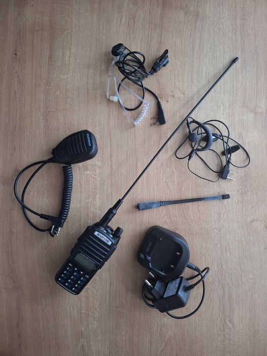 Set statie radio portabila Baofeng UV-82