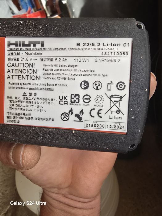 Vând 4 baterii hilti +încărcător