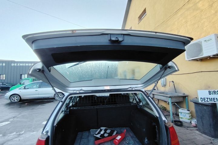 Bara fata Volkswagen VW Golf 2001 1.6 MT (105 hp)
