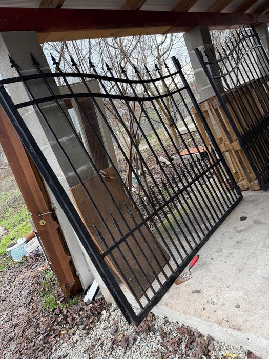 Vând poarta aproape noua