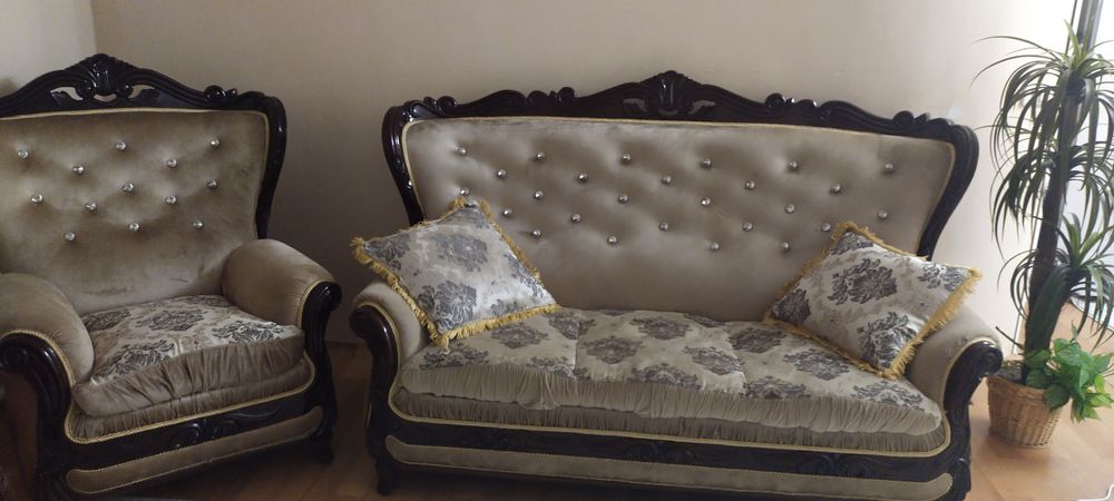 Продам диван и два кресла