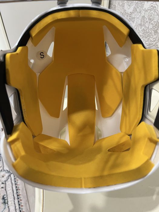 Продается хоккейный шлем