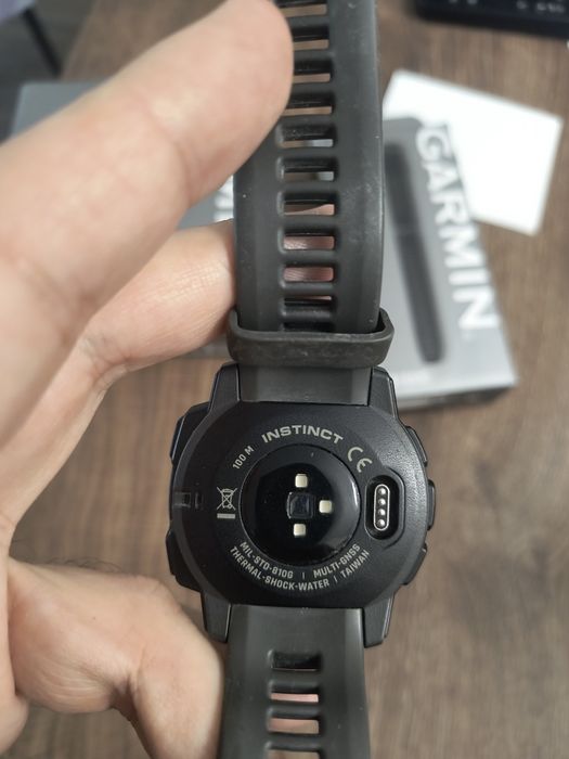 Смарт часовник Garmin Instinct 45mm + чисто нова силиконова каишка