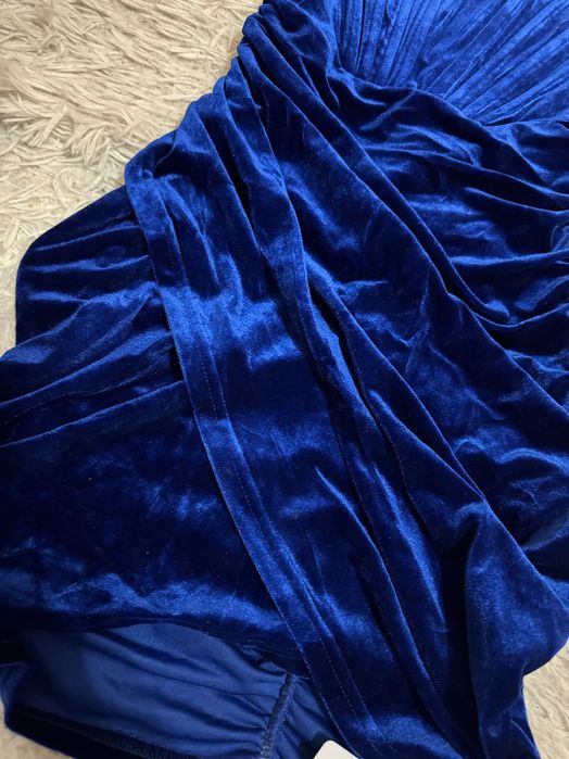 Велурена синя рокля