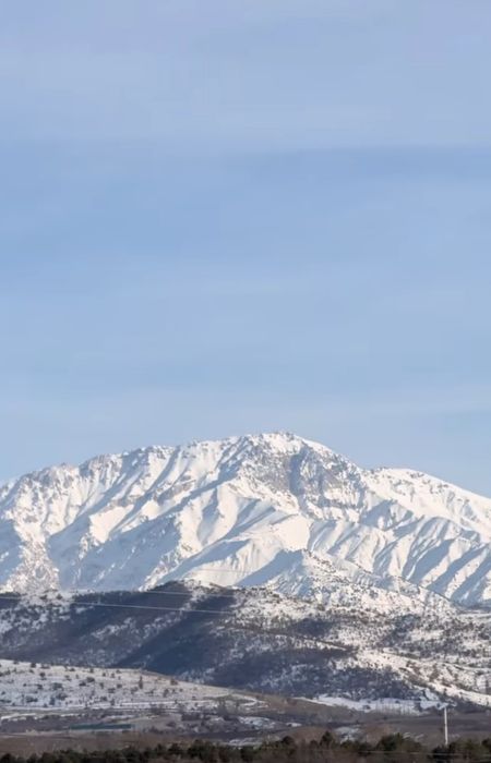 Hovli uy sotiladi Oqtoshga 5 km UGLAVOYDA fasadi 27×31 m