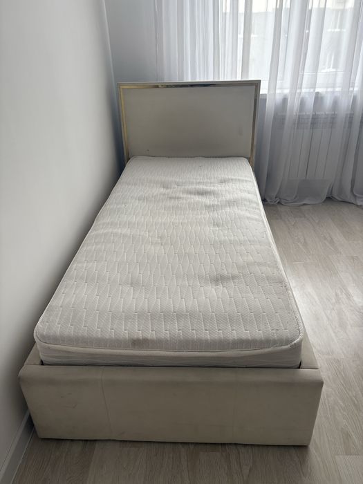 Кровать с матрасом
