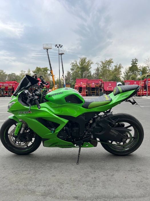 Kawasaki  ZX-6R.