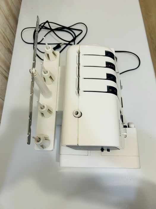 Продам электронный оверлок Brother