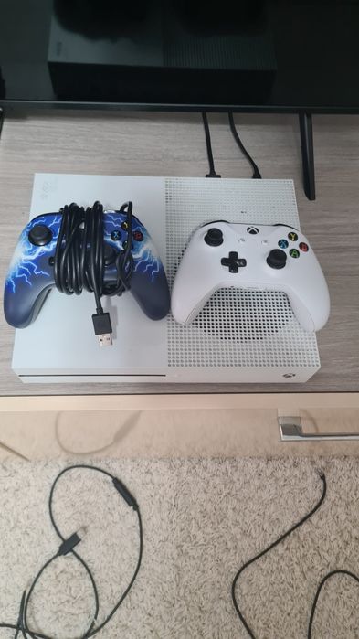 Vand Xbox one s slim de 1 Tb cu 16 jocuri plus volan Thrustmaster