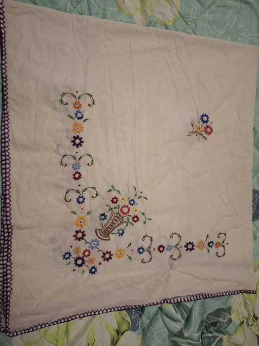 Стара бродирана покривка