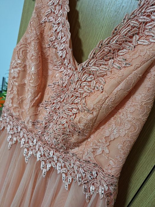 Rochiță roz din tull cu pietricele și dantelă aplicată