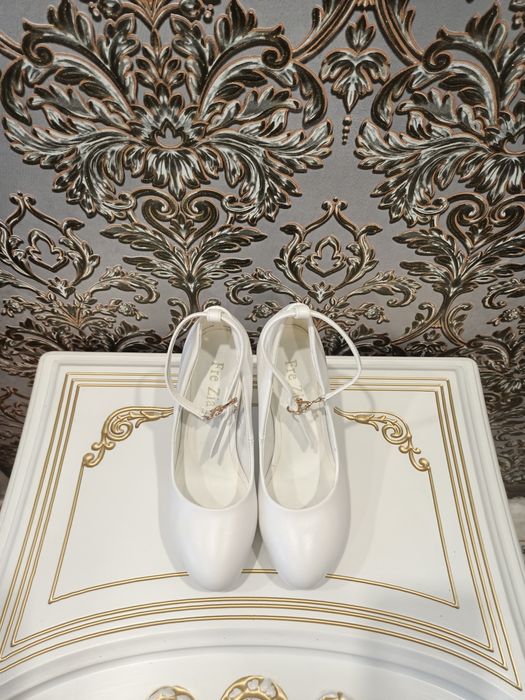 Продам туфли  белого цвета для