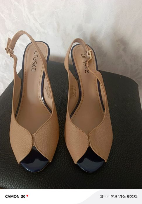 Женские сандалии