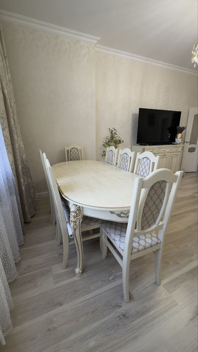 Стол и 8 стульев