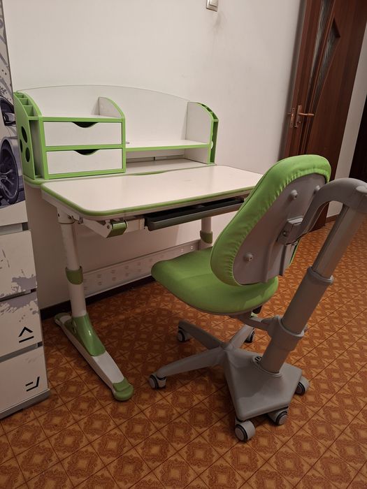 Парта и шкаф для школьников