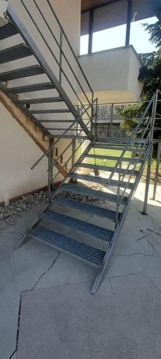 Scari zincate pe comanda