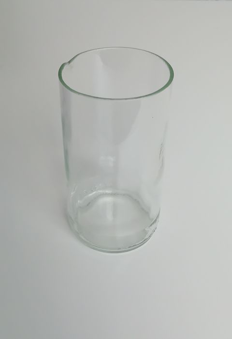 Pahare, lumânări, vaze din sticle reciclate