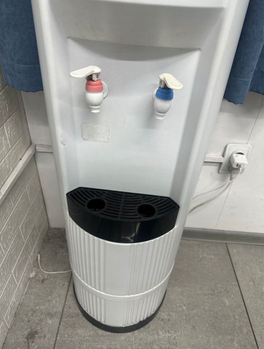 Диспенсер для воды в офис , кулер