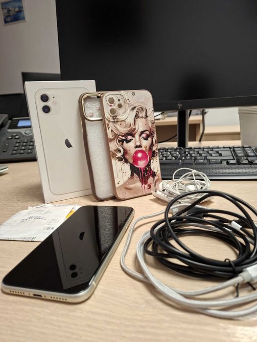 Iphone 11 alb (64Gb) stare f buna, cutie + casti + 2 huse + 2 cabluri