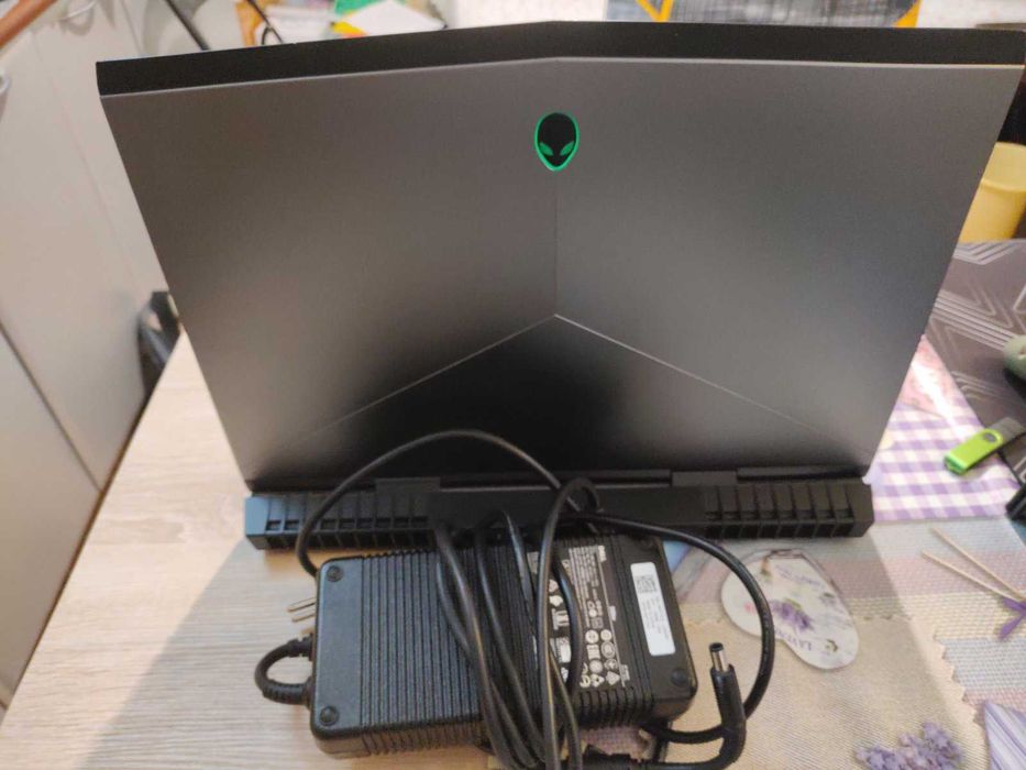 Геймърски лаптоп DELL Alienware 17 r5