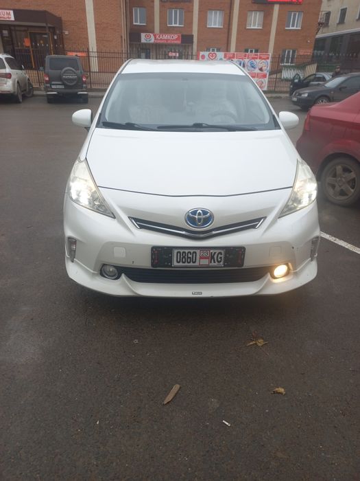 Tayota PriusV (гибрид)