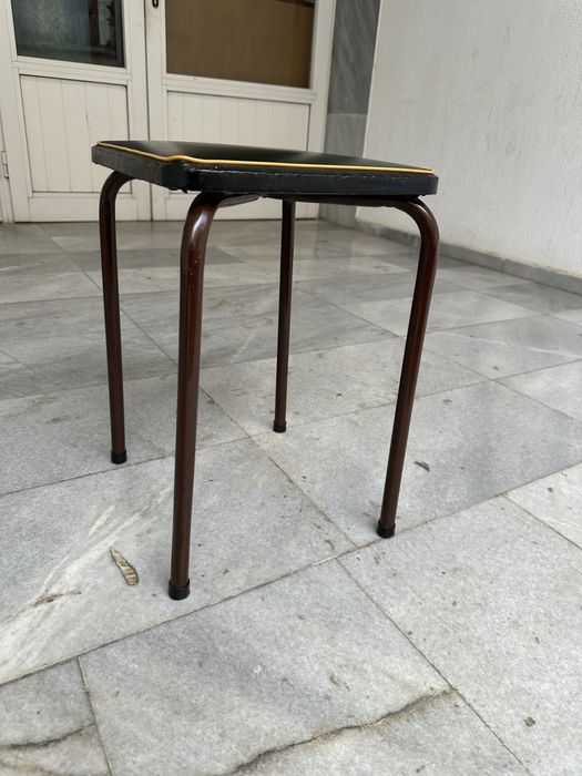 Винтидж табуретка със метални крака