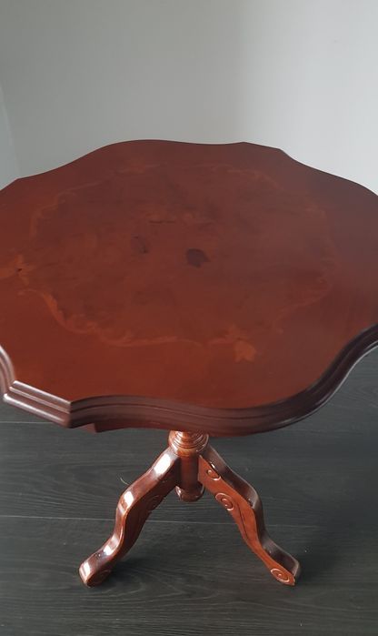 Comodină/Măsuță veche din lemn masiv cu intarsii