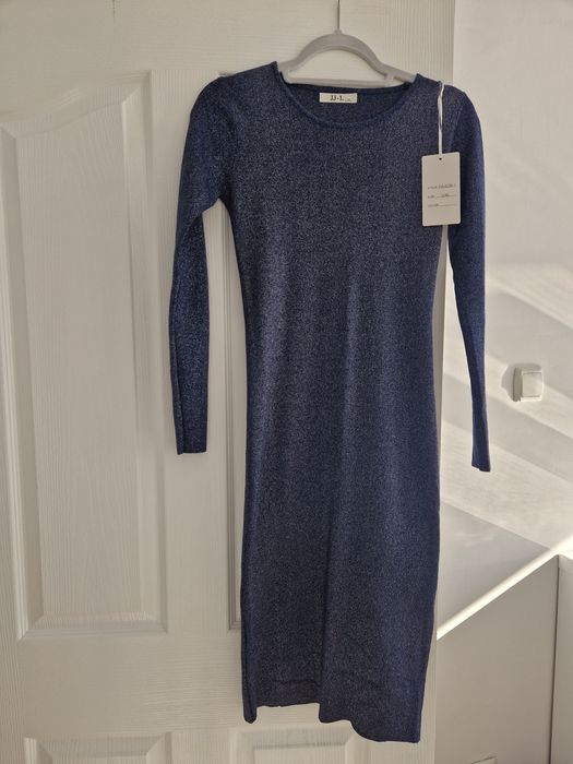 Дълга нова рокля