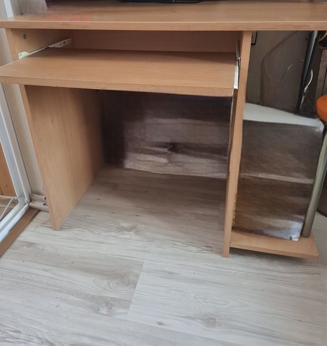 Продавам ученическо  бюро