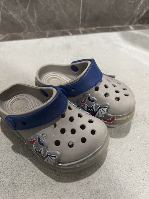 Продам детские ботинки на мальчика и девочку.