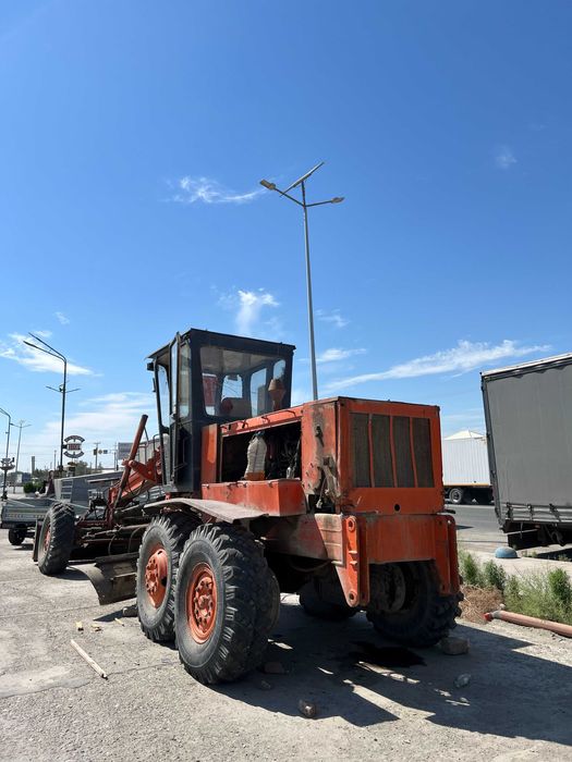 Avtogreyder Автогрейдер sotiladi – zo'r holatda, arzon narxda!