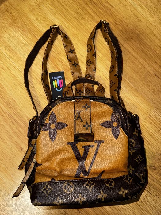 Ghiozdan nou, cu etichetă