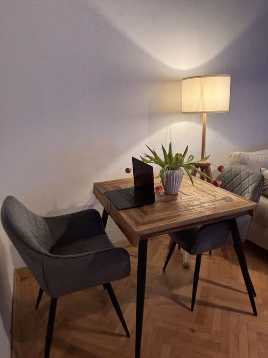 Scaune dining gri închis, tapițate, picioare metalice negre