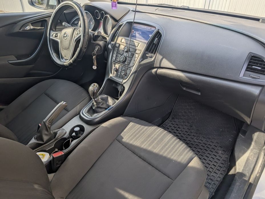 Opel Astra J Sports Tourer 2012