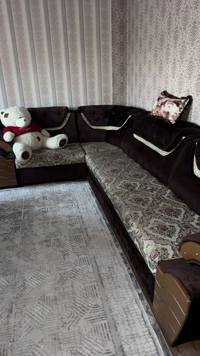 Угловой диван коричневый