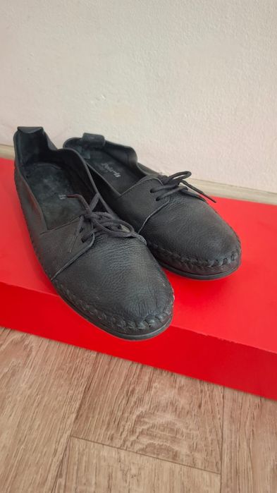 Женский туфли продается.