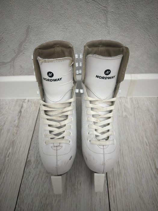 Продам фигурные коньки 36 р