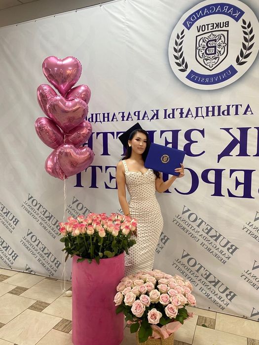 Белая футлярная платье