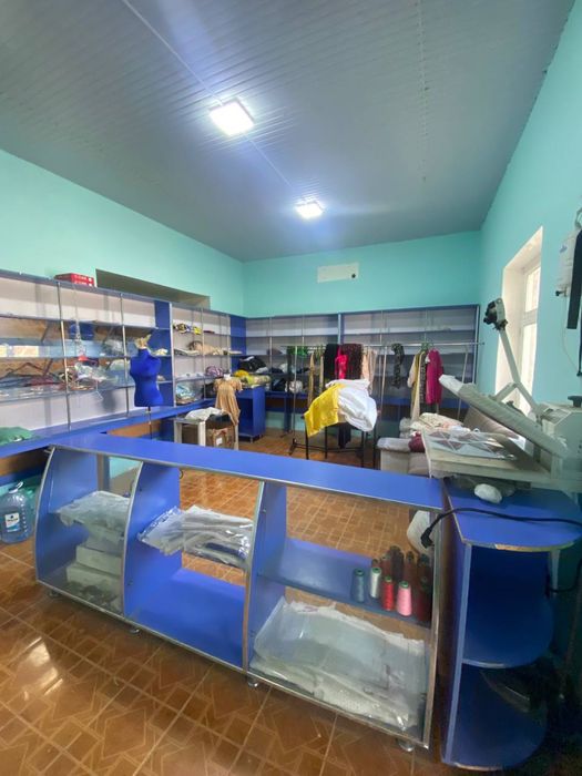 Prilavka sotiladi “Narxi kelishiladi”  boyi 2.15 m oraligʻi 2 m