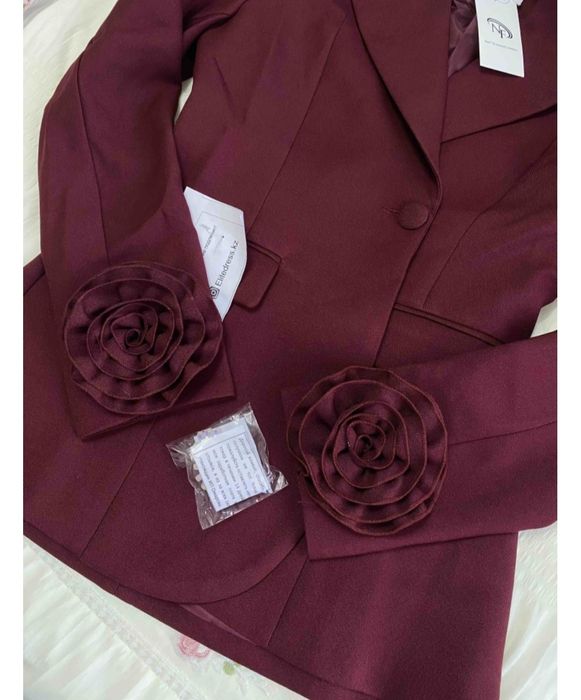 Пиджак бордовый.