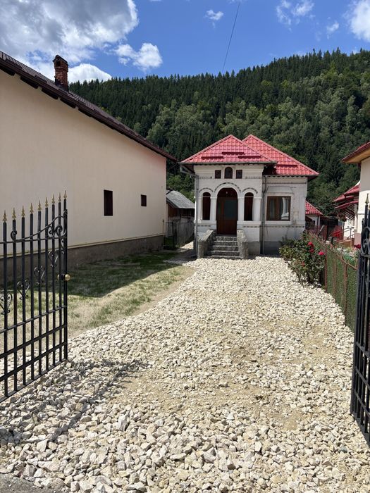 VAND  2 CORPURI  casa 1254 mp Leresti Arges