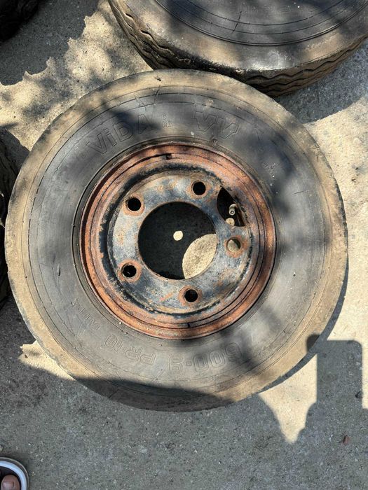 Продават се задни и предни гуми със джанти VIDA