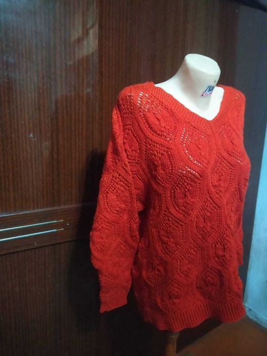 Женский пуловер ручной работы