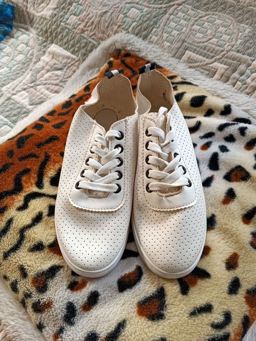 Белые женские мокасины