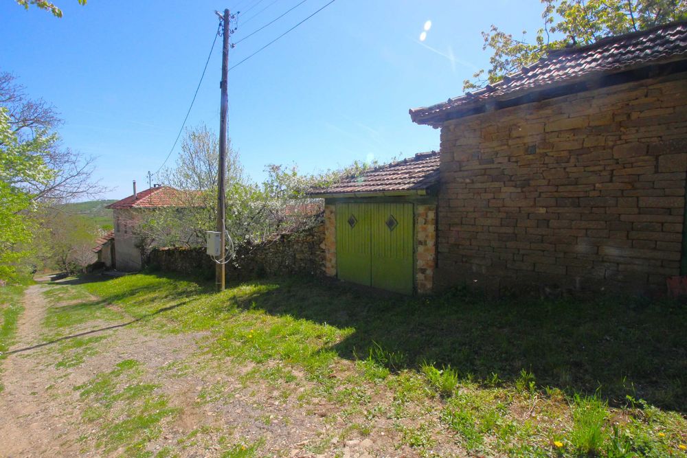 Къща с парцел в с. Здравковец, общ. Габрово