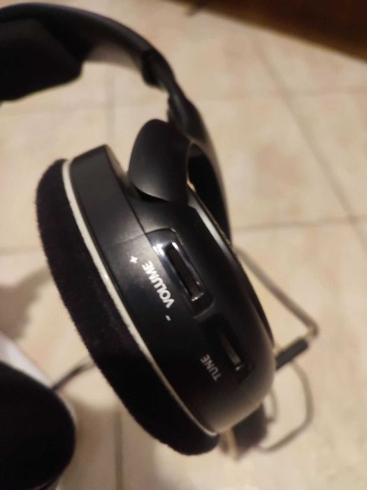 Безжична аудио система Sennheiser - слушалки със захранващо устройство