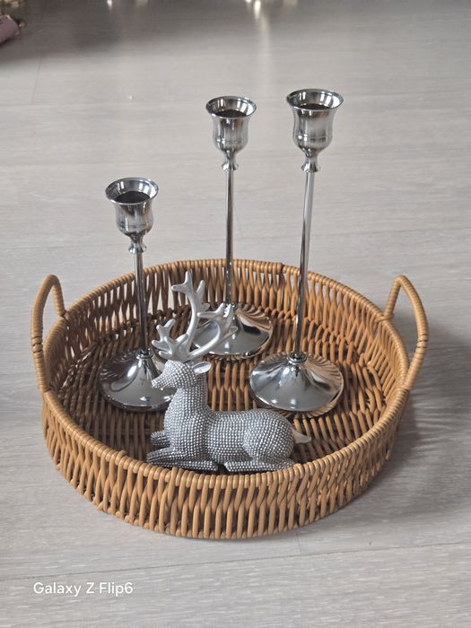 Кръгъл ратанов поднос/кошница за сервиране

Плетен поднос с дръжки, ид