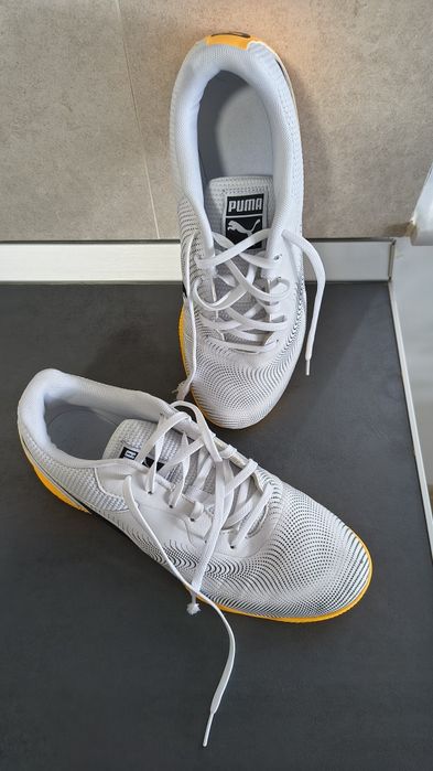 Ghete de fotbal Puma pentru sala marime 42.5