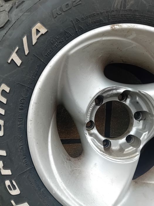 Vând cauciucuri 32x11,50x15